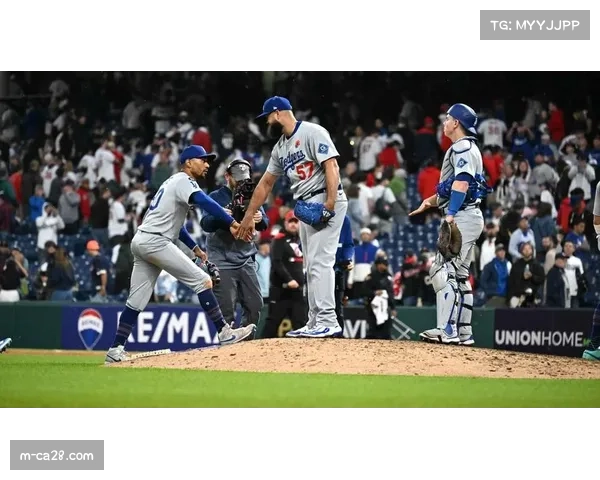 特写：MLB开幕战前，工作人员在场地精细划线，确保本垒板与垒包位置完美