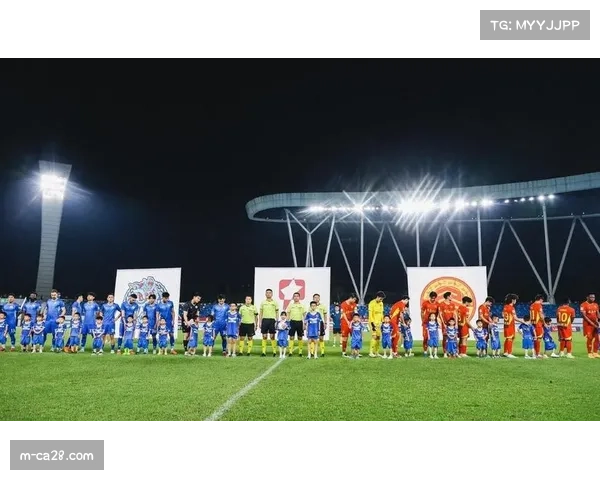 赛前最后一练开放，数千名球迷到场为深陷降级区的球队加油鼓劲