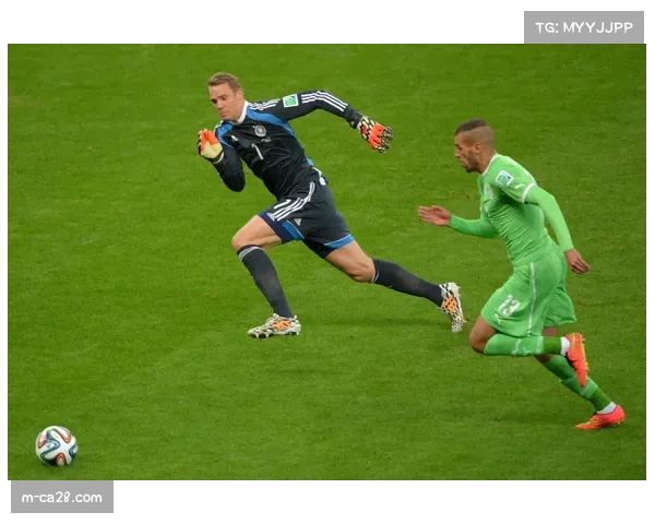 决定性瞬间:门兴门将诺伊尔(索默)大声指挥后卫线进行盯人交接,避免单刀 决定性瞬间:门兴门将诺伊尔(索默)大声指挥后卫线进行盯人交接,避免单刀